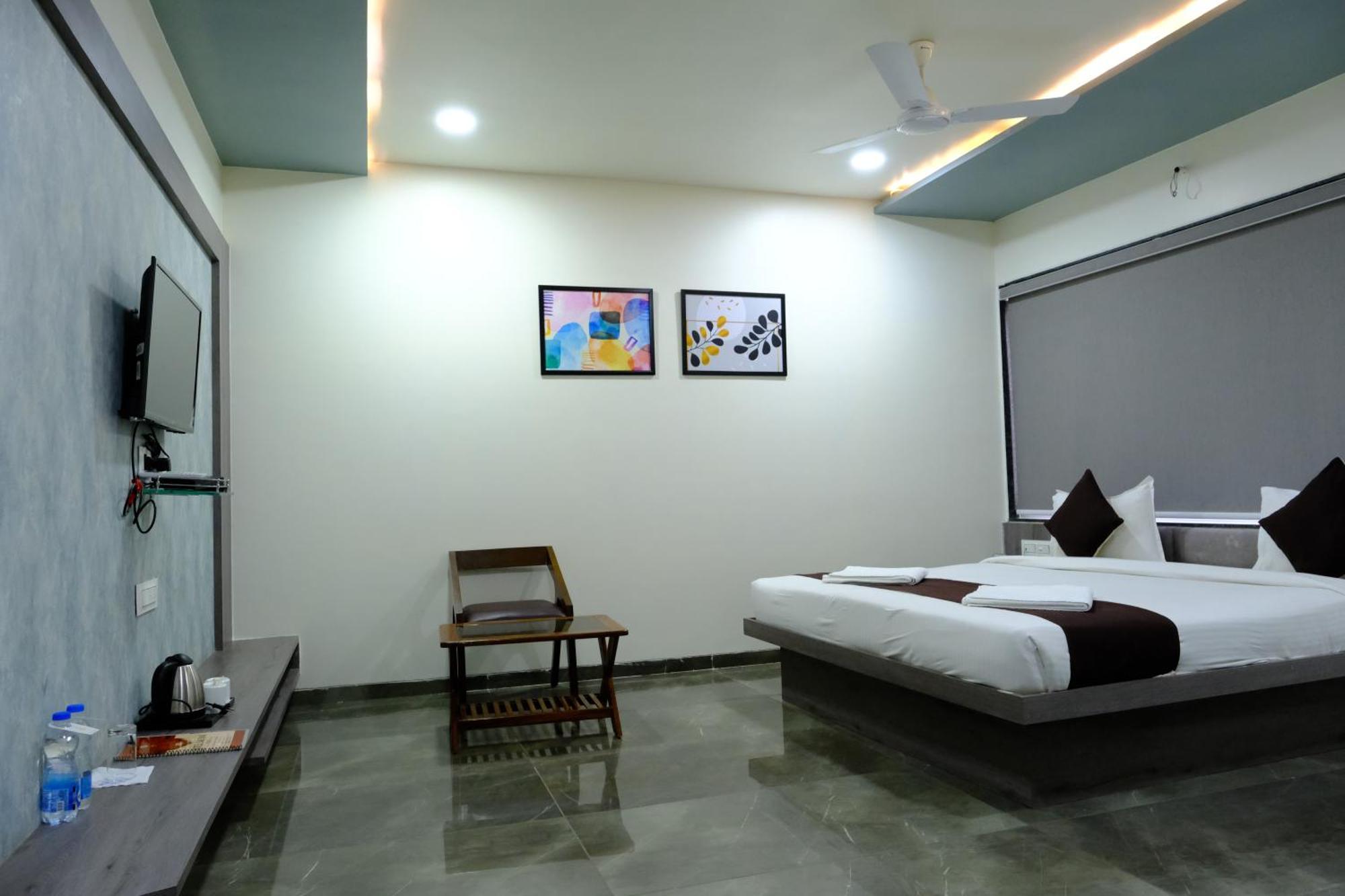 Hotel Sai Inn Rajpipla Exterior photo